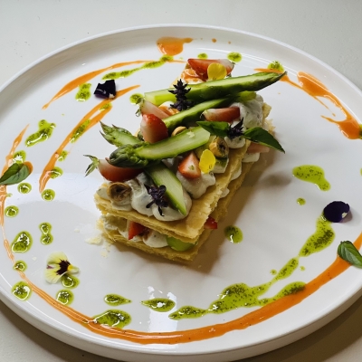 millefeuille d'asperge et fraise, ricotta et basilic thaï