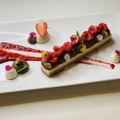croquant de noisettes et chocolat blanc, ganache mointée à la pistache, fraise de pays
