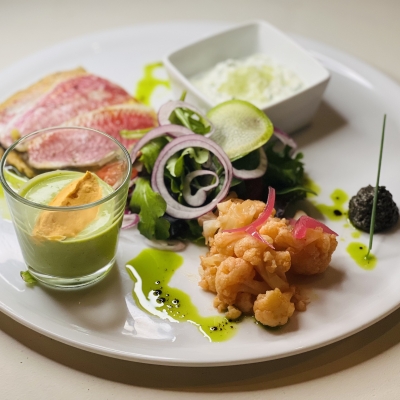 assiette Méditerranéenne, tarte fine de rougets à la tapenade, gaspacho de petits pois à la menthe, mousse de chorizo
