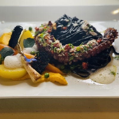 tentacule de poulpe, linguine à l'encre de seiche, sauce vierge aux olives, mousseline de carottes au citrons confits, légumes printaniers