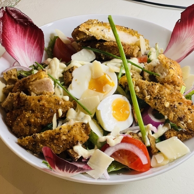 salade césar aux poulet. 