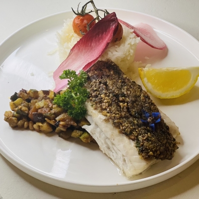 dos de lieu noir en croûte de noix et herbes fraiche, riz basmati parfumée à la badiane et ratatouille maison