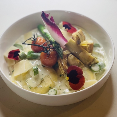 Agnolotti farcies aux cèpes, crème de parmesan, persillade et artichauts confits