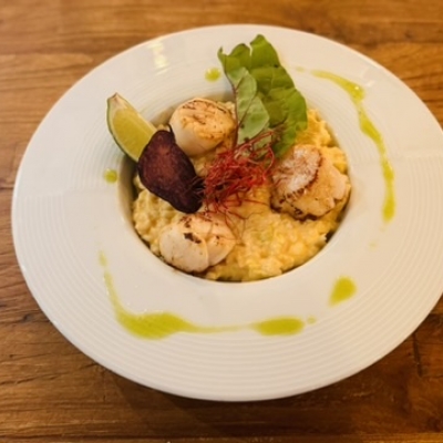 risotto cremeux aux noix de saint jacques, sauce safranée