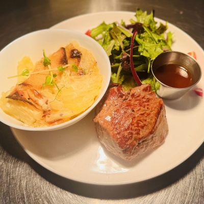 Fliet de boeuf grillé, jus corsé et gratin dauphinois truffés