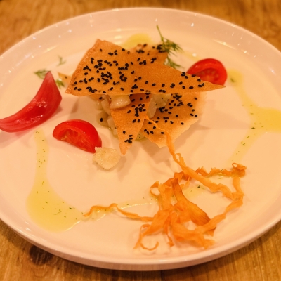 mille feuille de tartare de saint jacques, huile verte a l'aneth