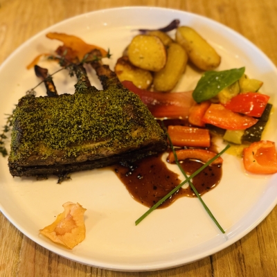 carré d'agneau en croute d'herbe, légumes rôtis et pommes de terre grenailles 